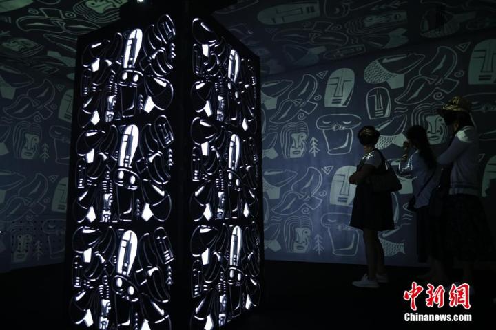 图为游客参观艺术展。中新社记者 李亚龙 摄 图为游客参观艺术展。中新社记者 李亚龙 摄