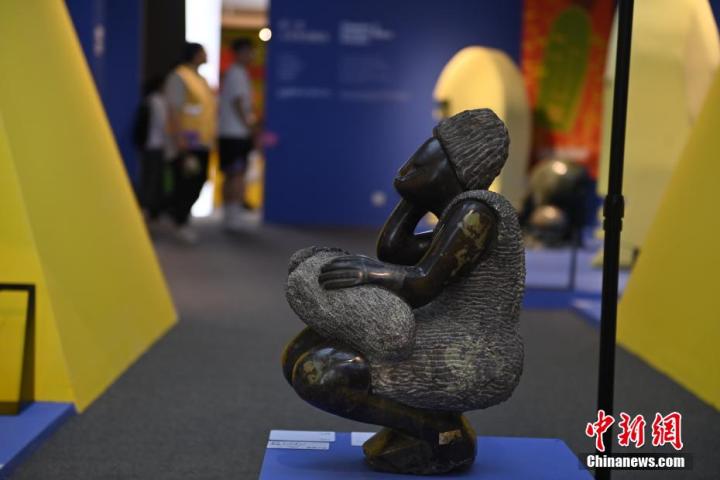图为游客参观艺术展。中新社记者 李亚龙 摄</p>
<p> 图为游客参观艺术展。中新社记者 李亚龙 摄</p>
<p>