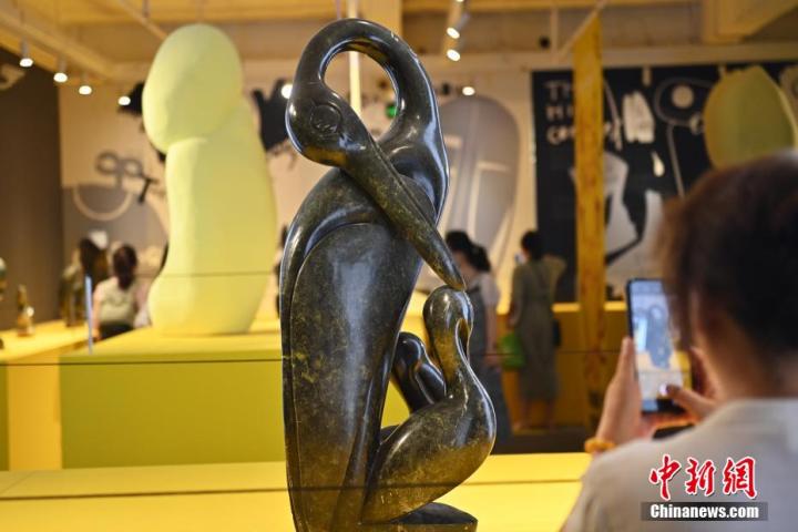 图为游客拍摄蛇纹石作品《依恋》。中新社记者 李亚龙 摄 图为游客拍摄蛇纹石作品《依恋》。中新社记者 李亚龙 摄