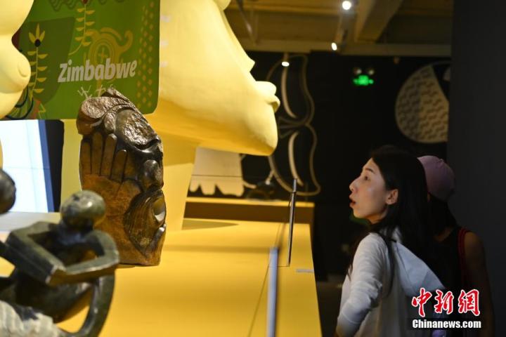 图为游客参观艺术展。中新社记者 李亚龙 摄 图为游客参观艺术展。中新社记者 李亚龙 摄
