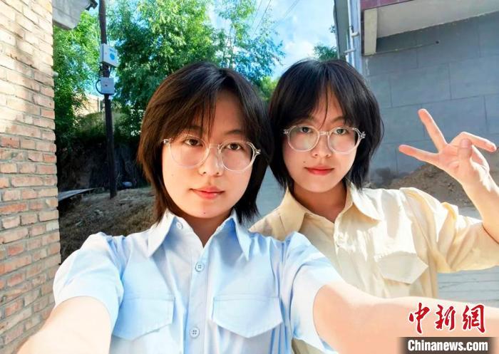 甘肃临夏州积石山县双胞胎姐妹拦鑫璐与拦鑫琼的合影。(资料图)受访者供图 甘肃临夏州积石山县双胞胎姐妹拦鑫璐与拦鑫琼的合影。(资料图)受访者供图