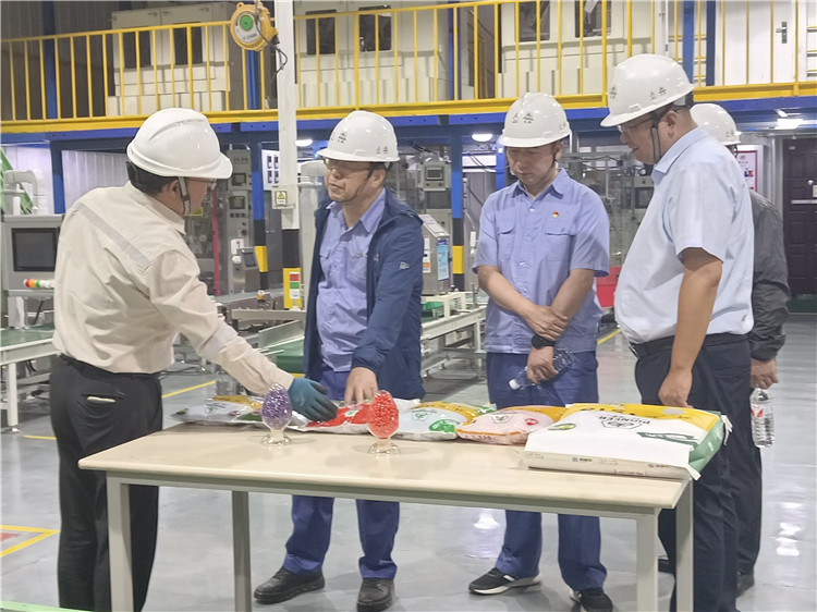 酒钢集团纪委干部到基层单位调研督导。.jpg