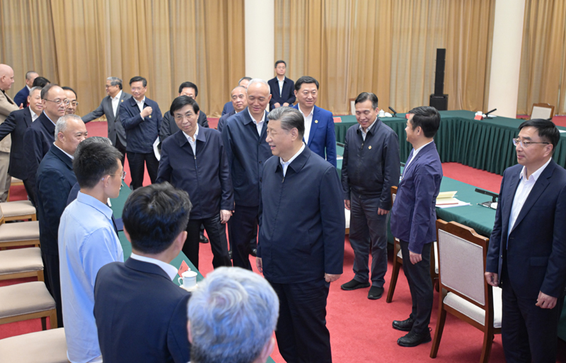 2024年5月23日,习近平总书记在山东省济南市主持召开企业和专家座谈会并发表重要讲话。这是总书记同参会的企业和专家代表亲切交流。