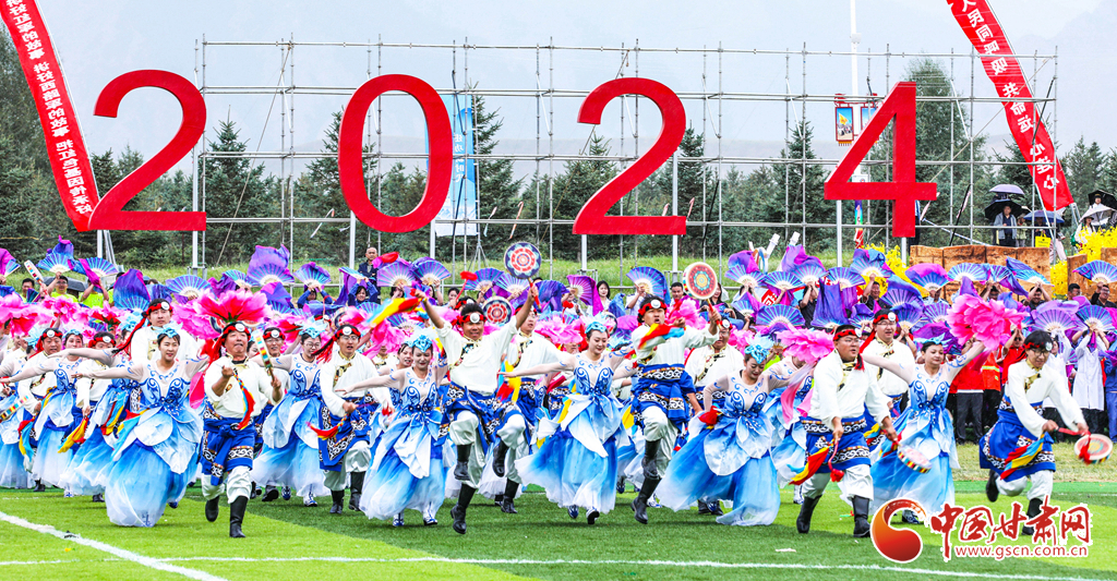 【陇拍客】万名群众载歌载舞 庆祝肃南裕固族自治县成立70周年