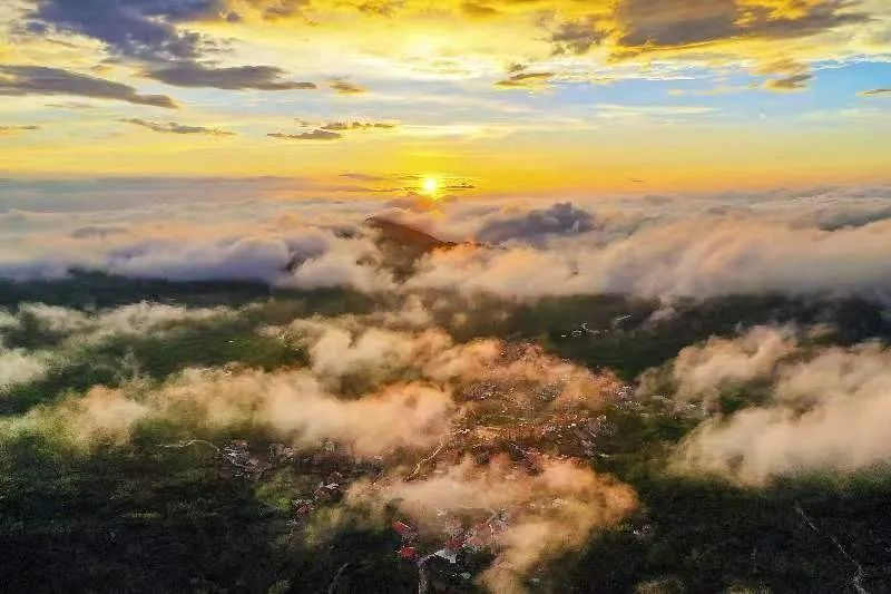 图为云雾缭绕的军营村,群山尽翠,红瓦掩映。厦门市委宣传部供图