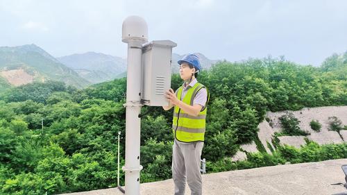 8月15日,在张石高速涞水至涞源段涞水方向K92+450处路边山坡平台上,工作人员正在查看智能监测设备。本报记者 曹智摄