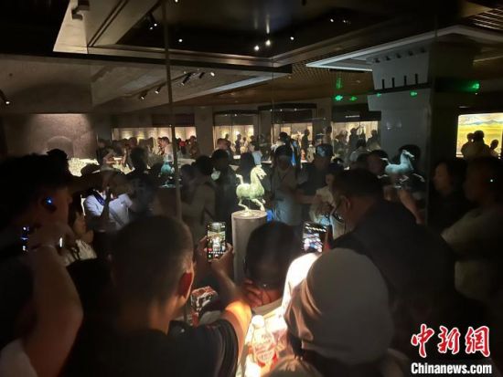 8月17日至23日,“浓浓民族情 两岸一家亲”台湾同胞参访团甘肃行交流活动在甘肃展开。图为台胞参观甘肃省博物馆。中新社记者 闫姣 摄 8月17日至23日,“浓浓民族情 两岸一家亲”台湾同胞参访团甘肃行交流活动在甘肃展开。图为台胞参观甘肃省博物馆。中新社记者 闫姣 摄