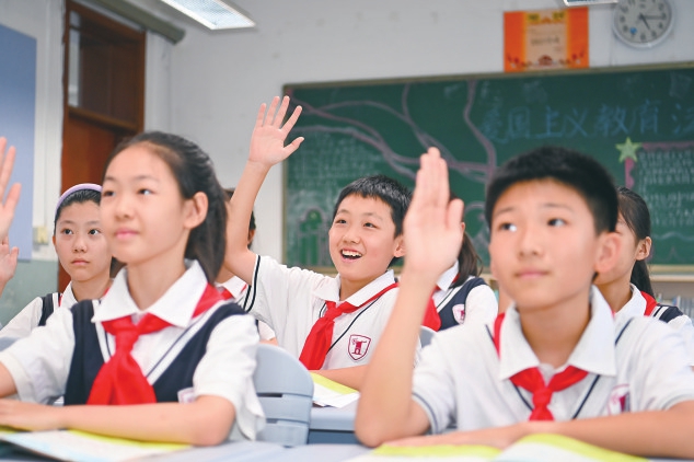 太原市迎泽区桃南小学开学首日,学生们积极互动。申晋光摄