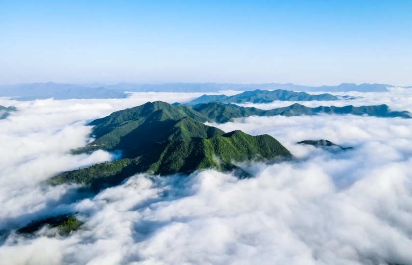 康縣長壩鎮大溝村：山在云中 村在畫中 