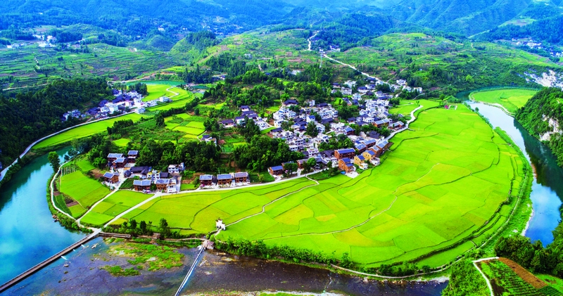 2 遵义市凤冈县新建镇长碛古寨也通了农村公路。 张祥兵 摄