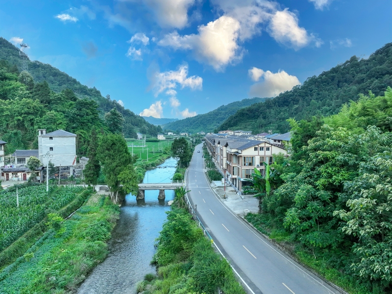 4 绥阳县金山至双河产业兴旺路 肖维波 摄