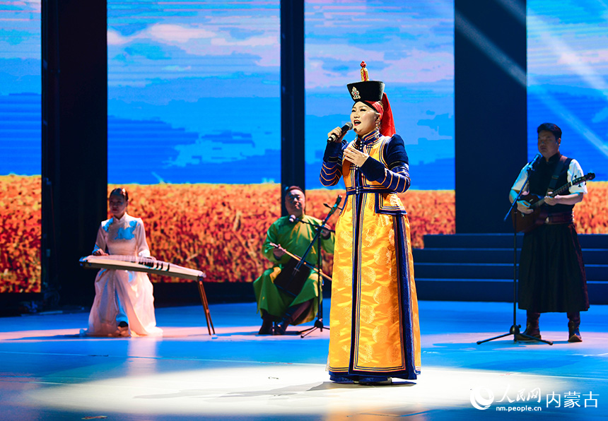 在内蒙古呼伦贝尔大剧院,演员演唱歌曲《牧歌》。王正摄