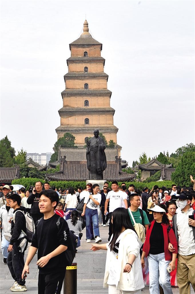10月6日,游客在西安大雁塔景区参观游览。杜玮摄