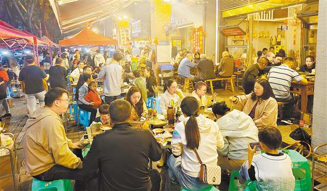 十月六日,渝北区北环,“北环美食街”上坐满了前来吃火锅的游客和市民。记者 崔力 实习生 巨文俊 摄\视觉重庆