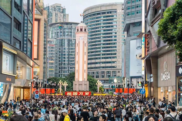 游客打卡解放碑地标。罗云希摄