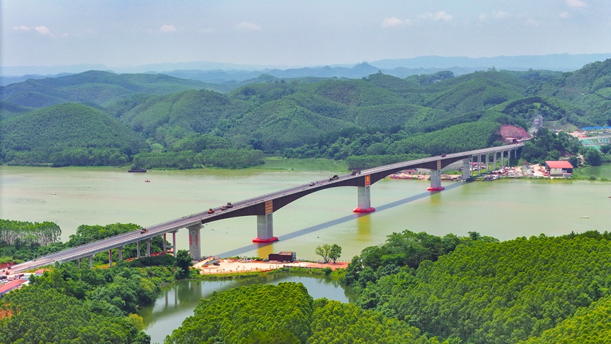 9月27日,世界最大跨径1800型波形钢腹板连续刚构桥飞龙大桥正式通车。广西公路发展中心供图