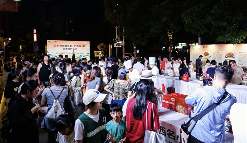活动现场气氛热烈,市民游客络绎不绝。主办方供图