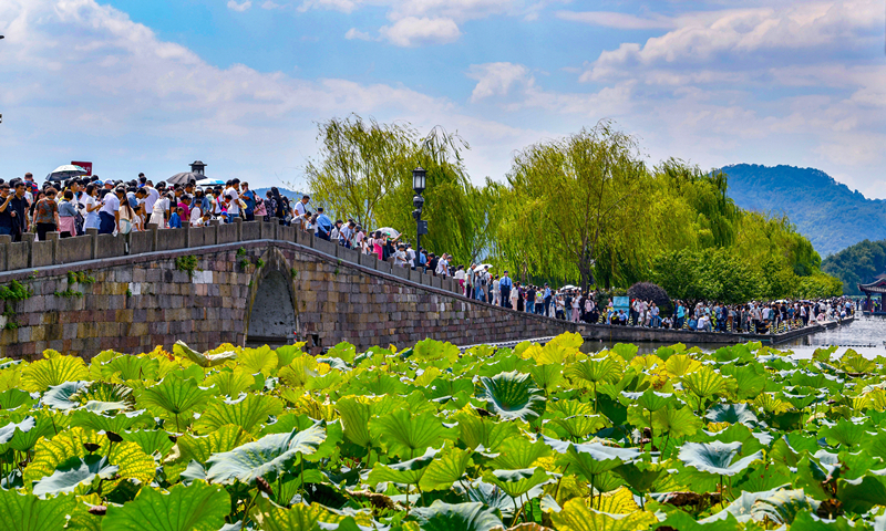 2024年10月4日,杭州西湖景区迎来国庆假期旅游高峰。