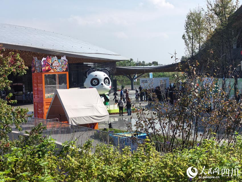 世园会里结个熊猫缘,萌游客一脸。人民网记者 刘海天摄