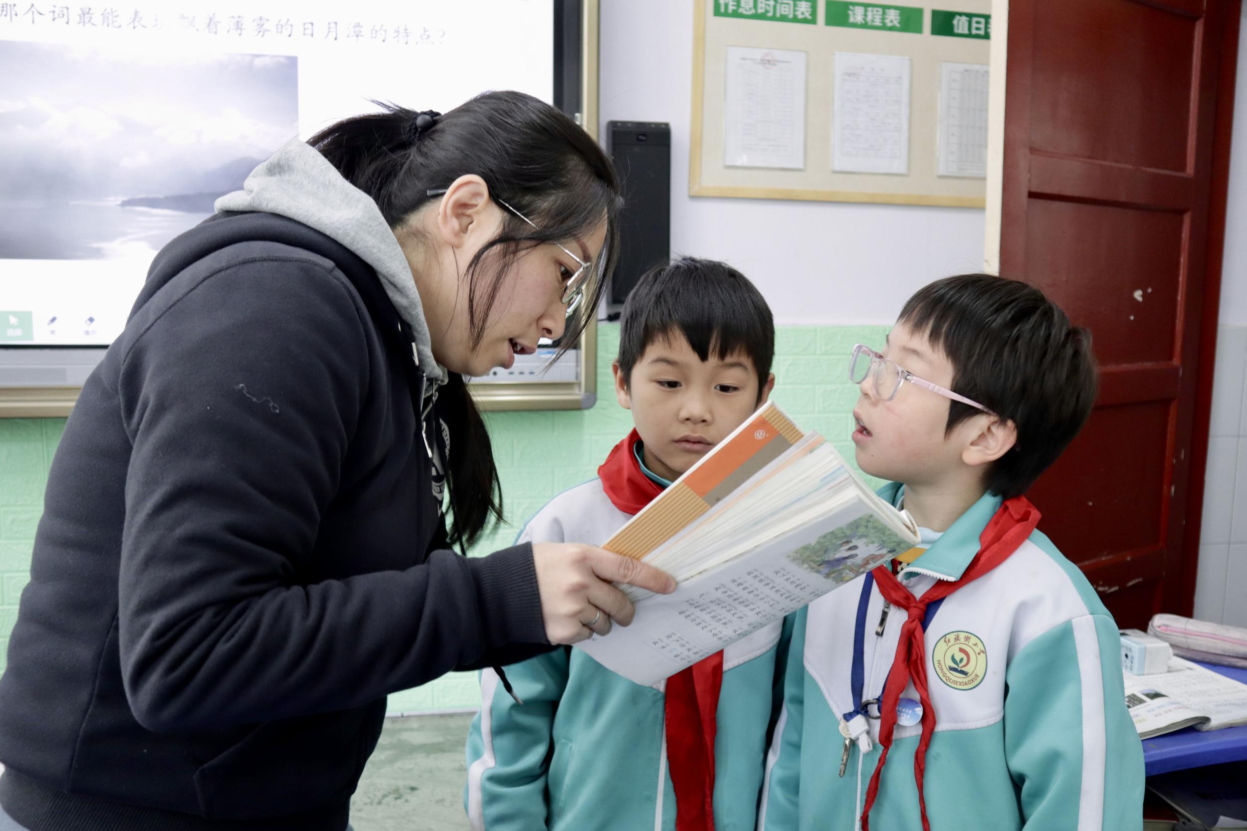 1730963900610094063.jpg 西大街小学教师王汶娟在红旗街小学进行交流轮岗.jpg