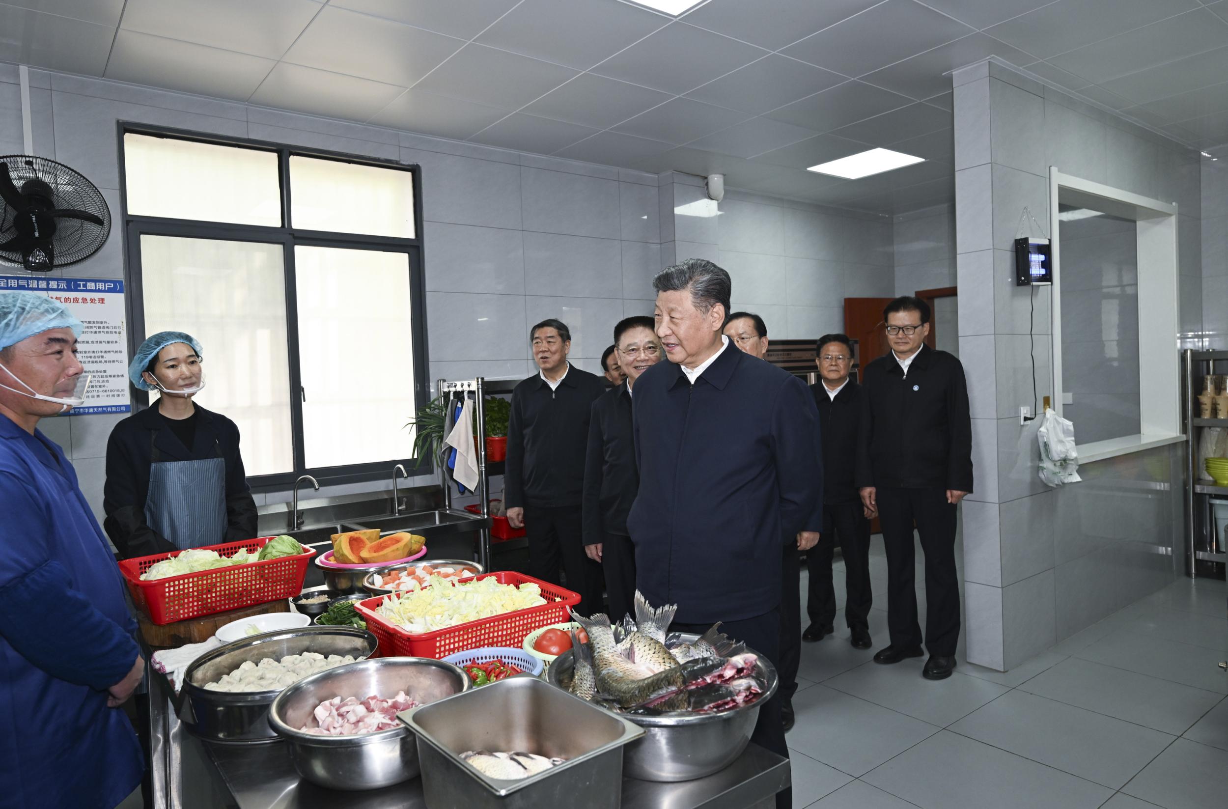 2024年11月5日,习近平总书记在湖北省咸宁市嘉鱼县潘家湾镇四邑村考察。
