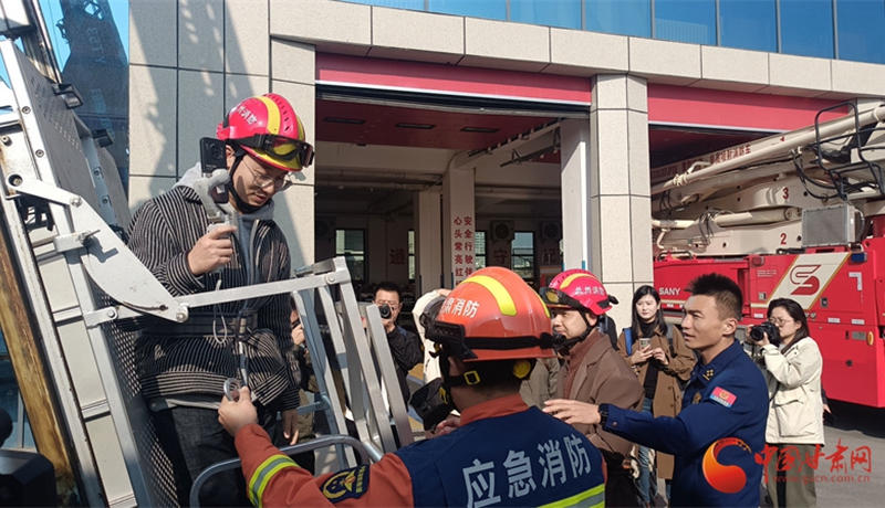 甘肃：媒体记者沉浸式打卡“火焰蓝” 双节同过共话平安
