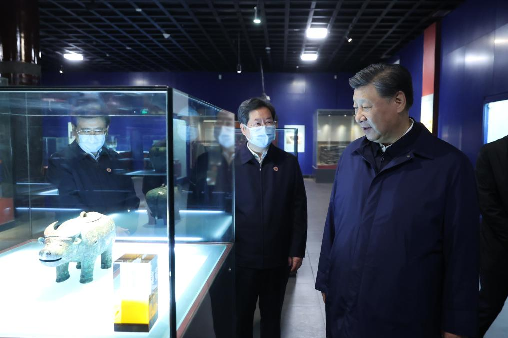 2022年10月26日至28日,中共中央总书记、国家主席、中央军委主席习近平在陕西省延安市、河南省安阳市考察。这是28日下午,习近平在安阳市殷墟博物馆考察。新华社记者 鞠鹏 摄