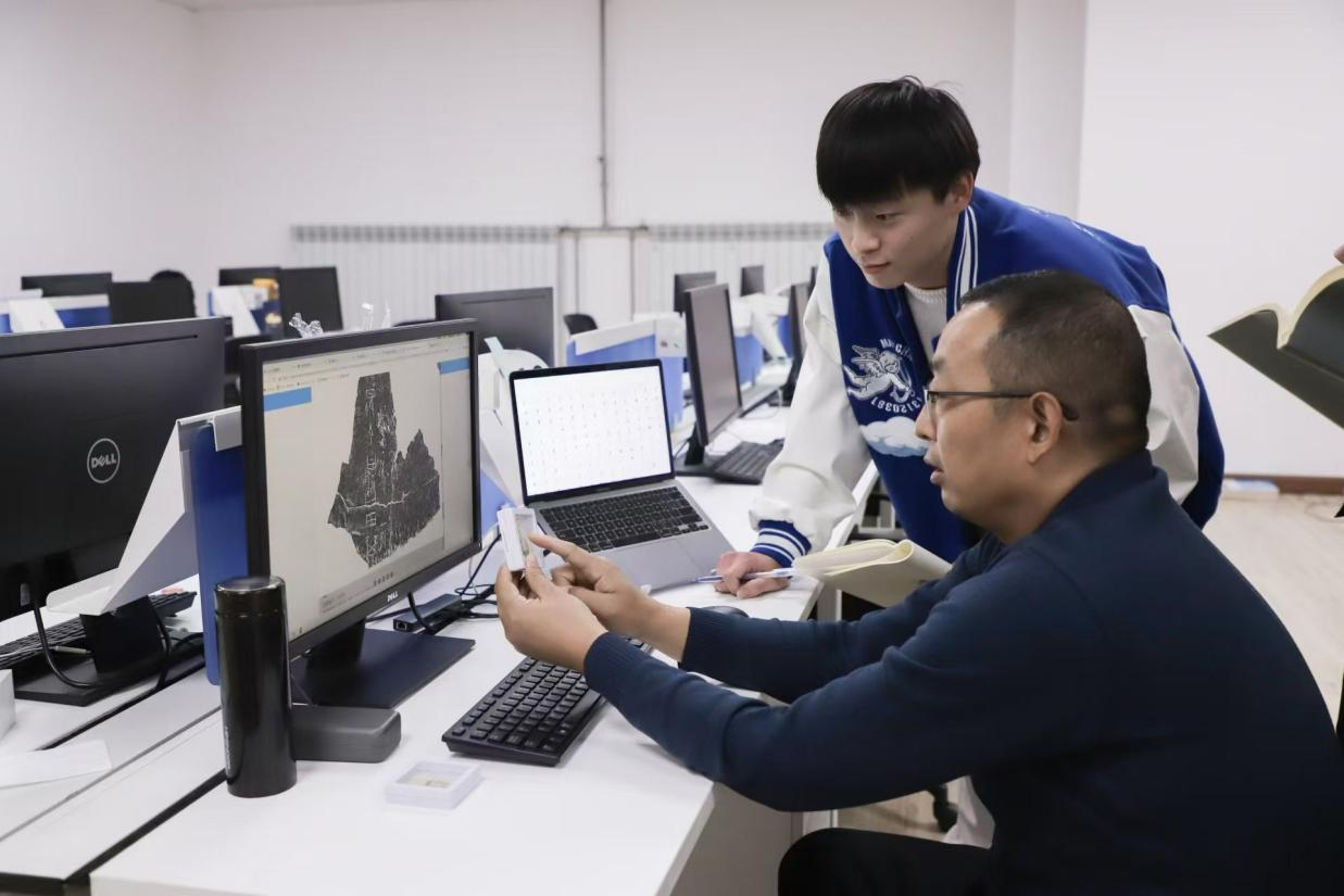 安阳师范学院甲骨文信息处理教育部重点实验室,刘永革正在给学生讲甲骨文。受访者供图