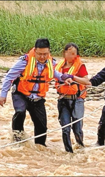 危急时刻 天水甘谷民警下河救人