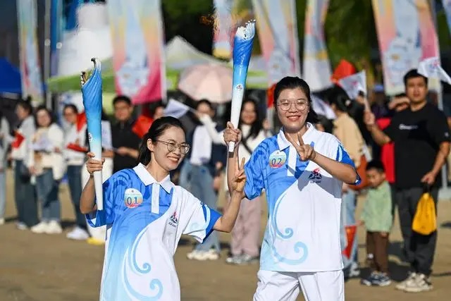11月17日,海南三亚举行运动会火炬实地传递活动。新华社记者 孙凡越摄