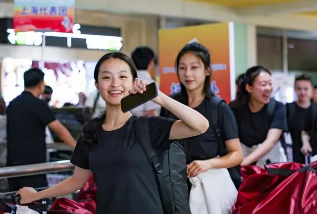 11月18日,上海代表团成员抵达海南三亚。新华社记者 陈朔摄