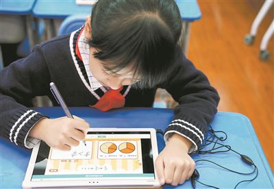 日前,上海市积极推进基础教育数字化转型。图为学生在数学课上通过平板电脑进行课堂练习。新华社记者 刘颖摄