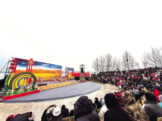 人们在西安市鄠邑区蔡家坡村终南剧场观看演出(资料照片)。