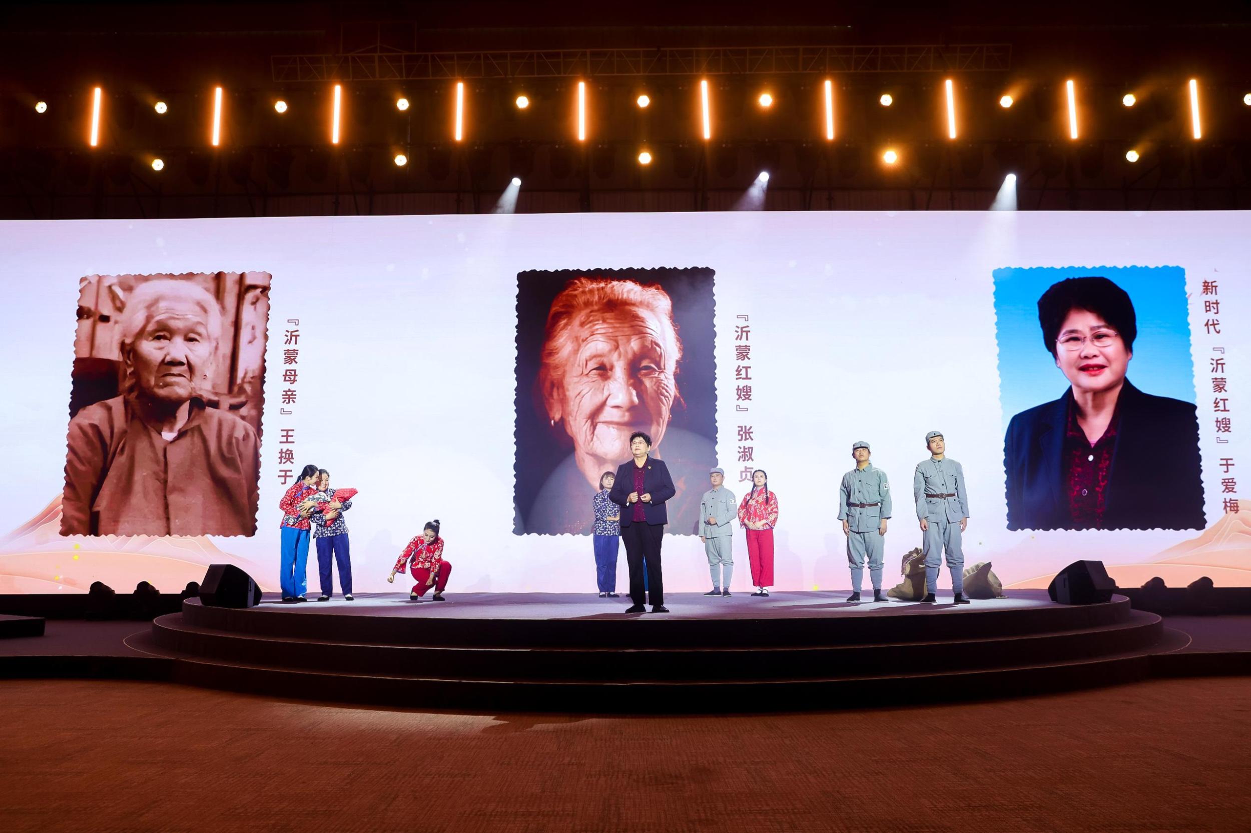 “何以中国·弦歌不辍”网络主题活动现场,于爱梅讲述“沂蒙红嫂”的故事。人民视频供图。