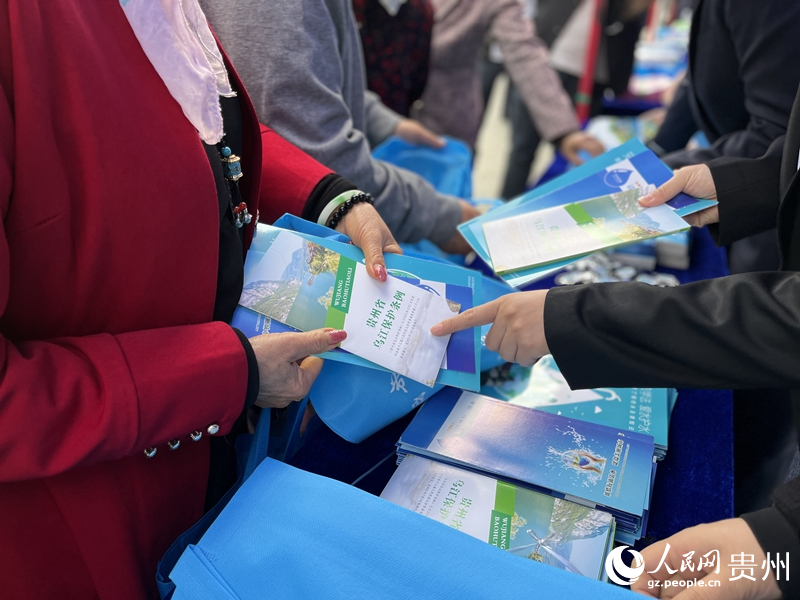 2023年“世界水日”“中国水周”宣传活动上,市民领取法治宣传手册。人民网 陈洁泉摄