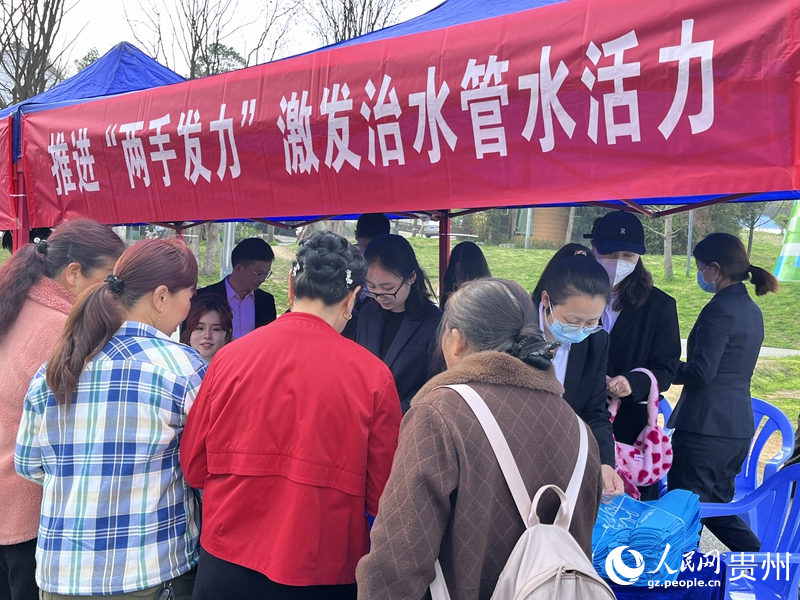 2023年“世界水日”“中国水周”宣传活动上,市民领取法治宣传手册。 人民网 陈洁泉摄