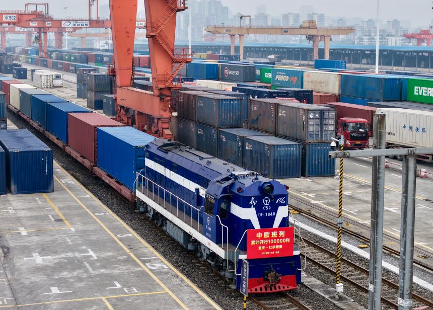 X8083次中欧班列(重庆—杜伊斯堡)从重庆发出。中国铁路成都局集团有限公司供图
