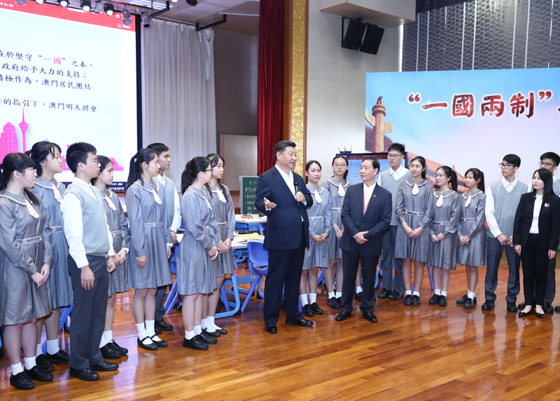 2019年12月19日,国家主席习近平在澳门特别行政区行政长官崔世安陪同下,来到位于澳门黑沙环的政府综合服务中心和濠江中学附属英才学校,同澳门市民和师生亲切交流。在濠江中学附属英才学校观摩以“‘一国两制’与澳门”为题的中国历史公开课后,习近平走到学生中间即席发表重要讲话。新华社记者 鞠鹏 摄 2019年12月19日,国家主席习近平在澳门特别行政区行政长官崔世安陪同下,来到位于澳门黑沙环的政府综合服务中心和濠江中学附属英才学校,同澳门市民和师生亲切交流。在濠江中学附属英才学校观摩以“‘一国两制’与澳门”为题的中国历史公开课后,习近平走到学生中间即席发表重要讲话。新华社记者 鞠鹏 摄