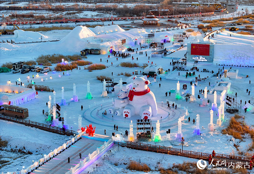 12月12日,游客在满洲里“冰雪童谣”主题乐园游览(无人机照片)。王正摄