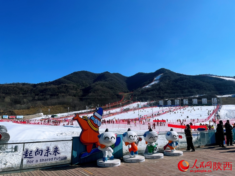 陕西铜川照金国际滑雪场,2024-2025雪季已开启。人民网记者 魏鑫摄