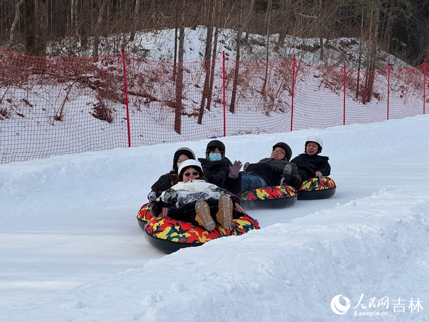乘雪圈飞驰而下。人民网记者 李思玥摄