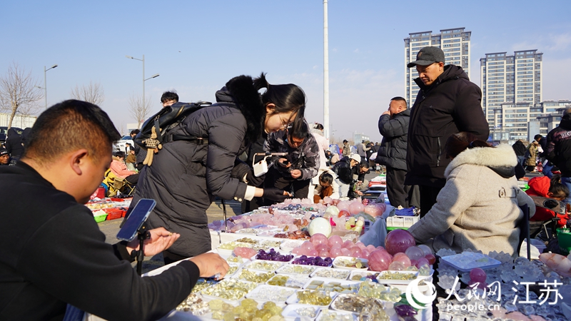 水晶大集上活跃着不少跨境电商博主。人民网 张瀚天摄 水晶大集上活跃着不少跨境电商博主。人民网 张瀚天摄