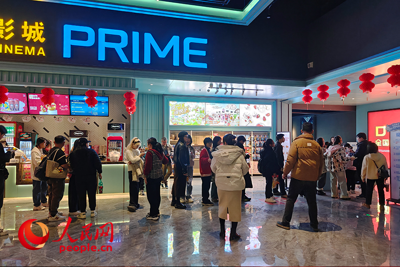广西某影院内,观众正排队检票入场。人民网记者 韦衍行摄
