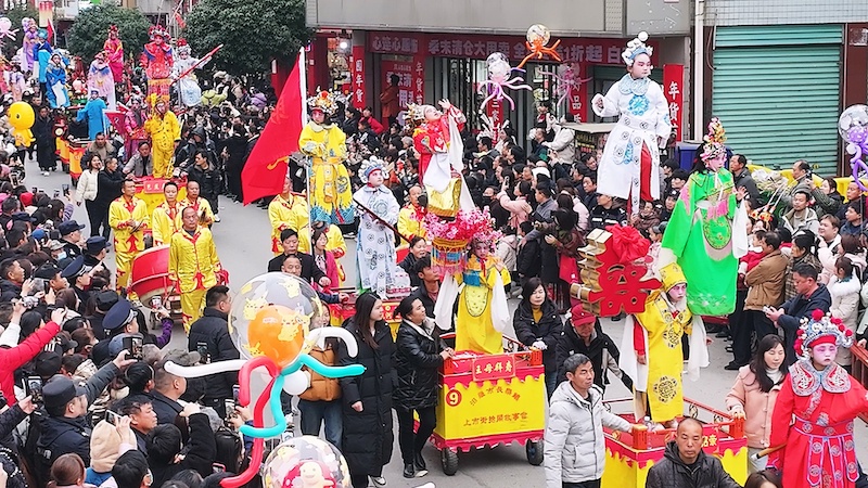抬阁故事会现场。汨罗市融媒体中心供图