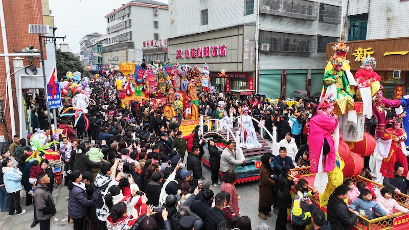 热闹的麻石古街。汨罗市融媒体中心供图