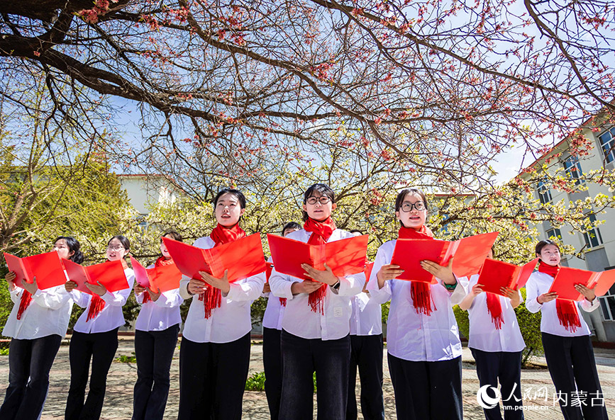 4月30日,内蒙古师范大学的青年团员在“奋斗底色 青春绽放”诗歌朗诵会上齐诵《青春中国》。丁根厚摄