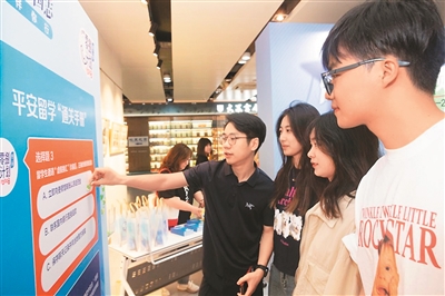 日前，江苏省外办和南京大学开展平安留学宣传活动，图为学生参与互动答题。   资料图片
