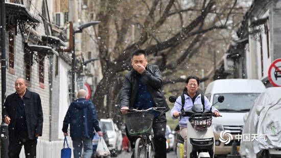 4月7日，北京皇城根遗址公园附近，漫天飞絮如雪。（图/中国天气网王晓）