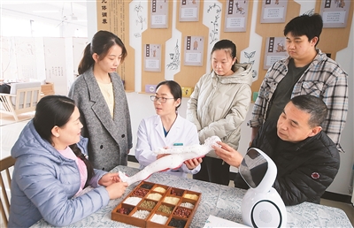 近日，北京市朝阳区太阳宫社区卫生服务中心中医科主任朱琳琳（左三）在社区中医药健康文化体验馆为居民讲解针灸知识。