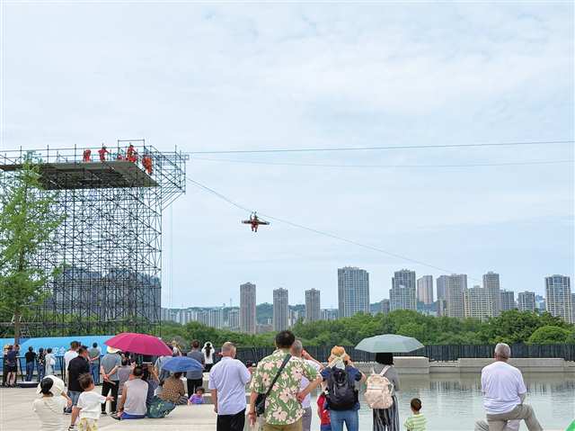 专业应急救援队展示高空绳索救援等“硬核”救援技能。